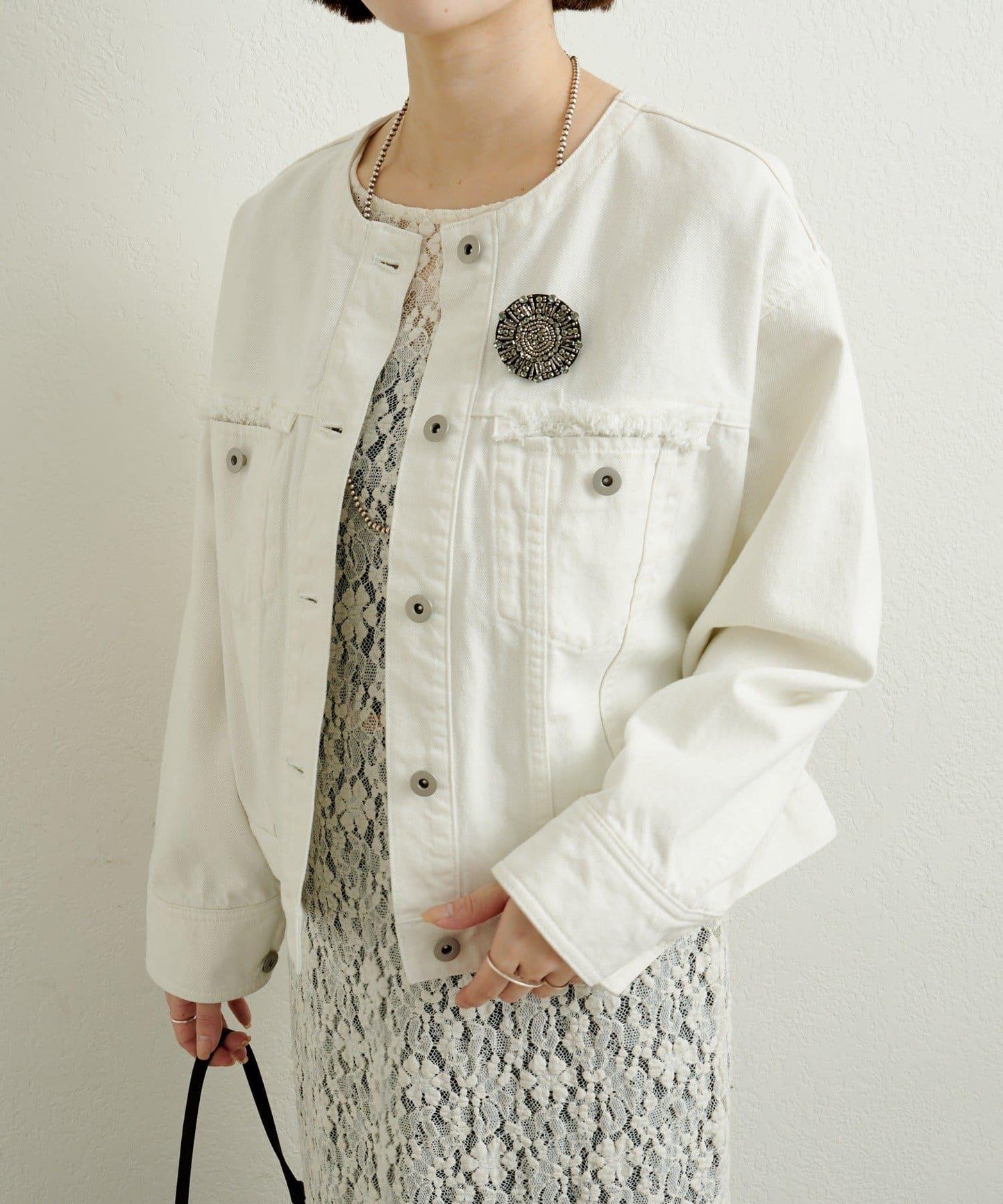 帶胸針破洞牛仔夾克