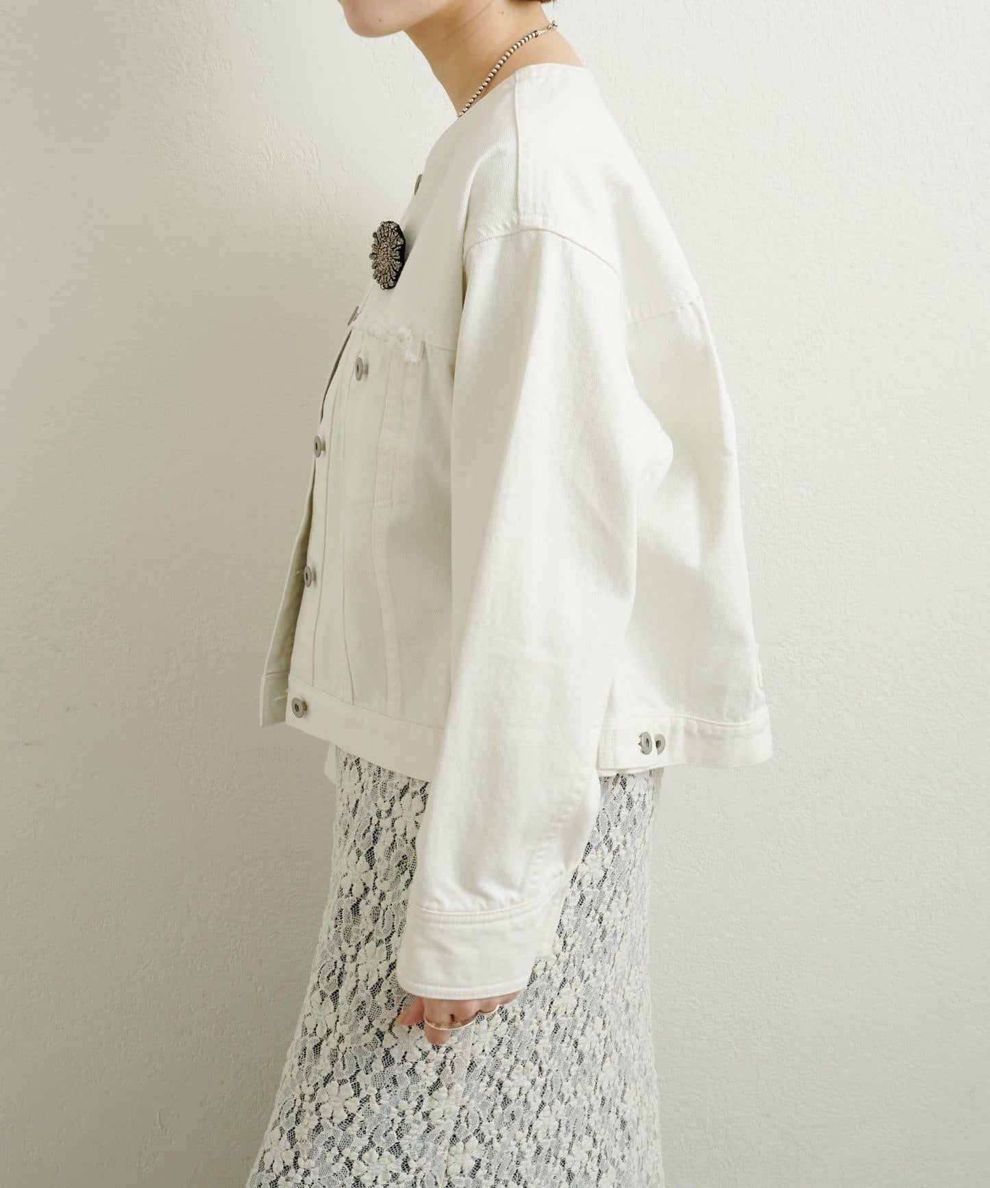 帶胸針破洞牛仔夾克