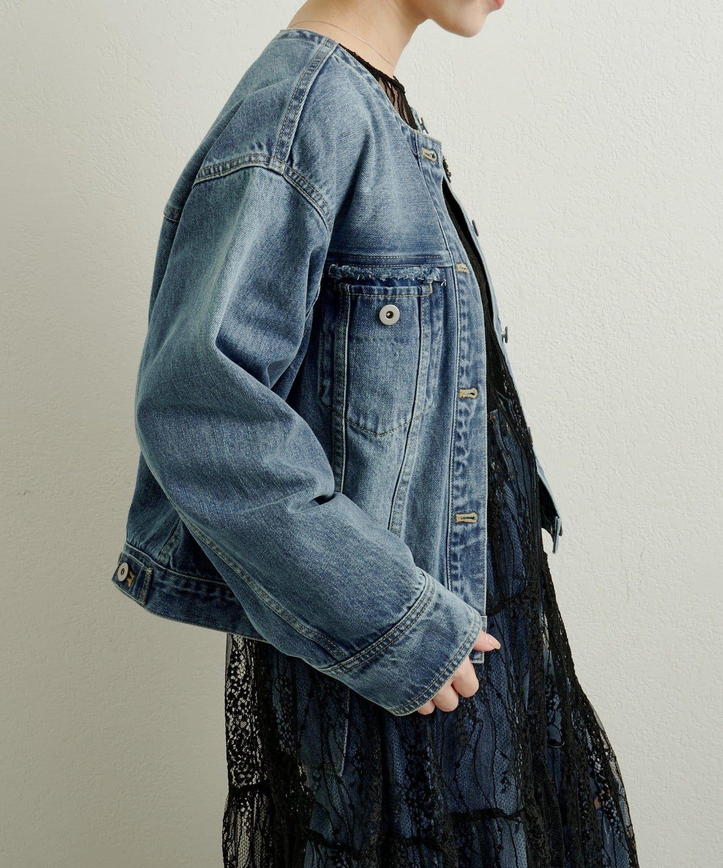 帶胸針破洞牛仔夾克