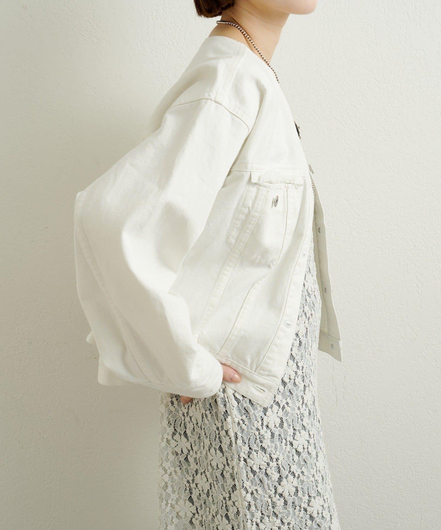 帶胸針破洞牛仔夾克