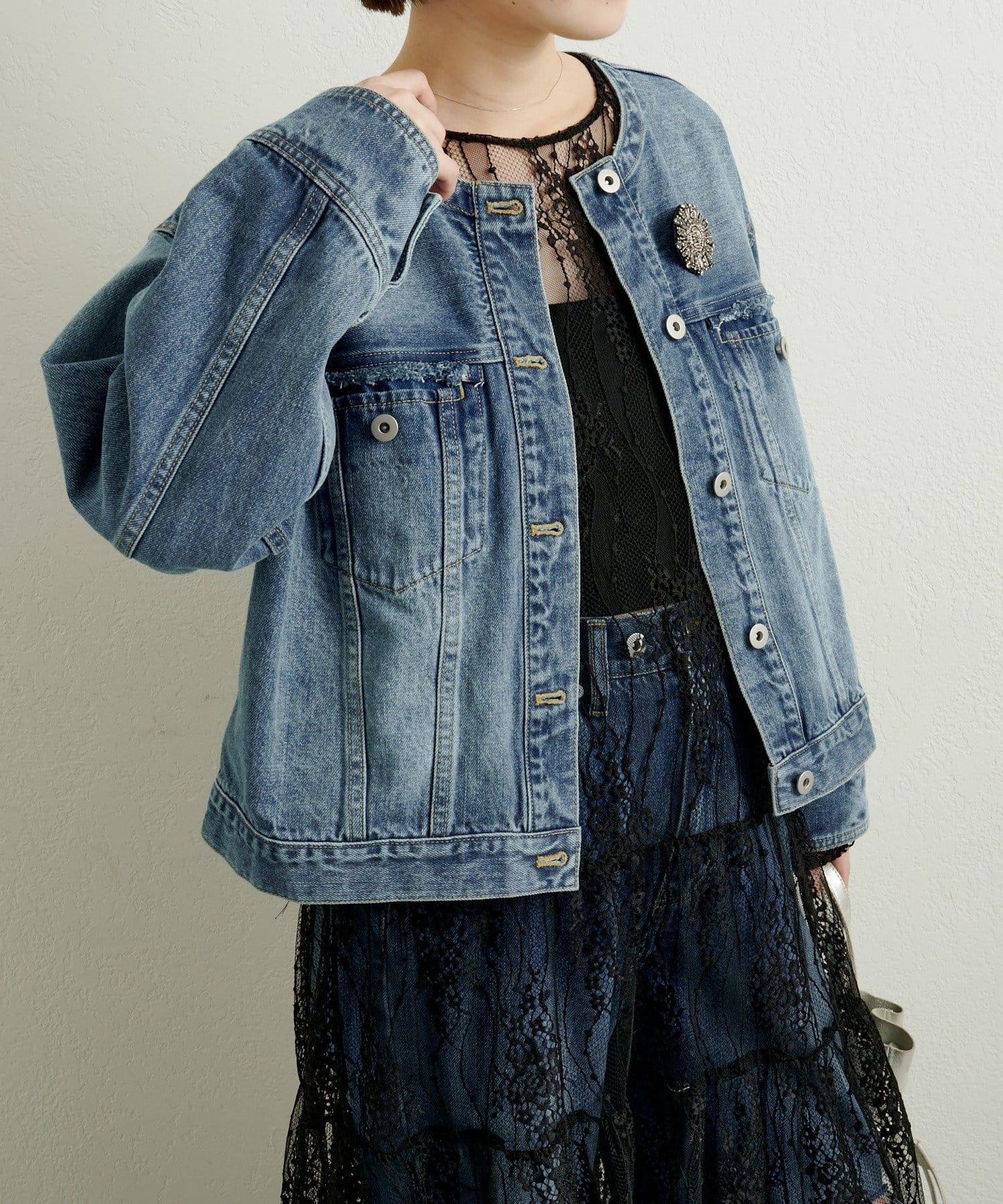 帶胸針破洞牛仔夾克