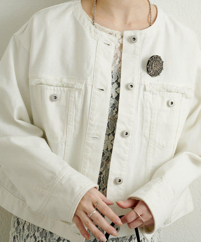 帶胸針破洞牛仔夾克