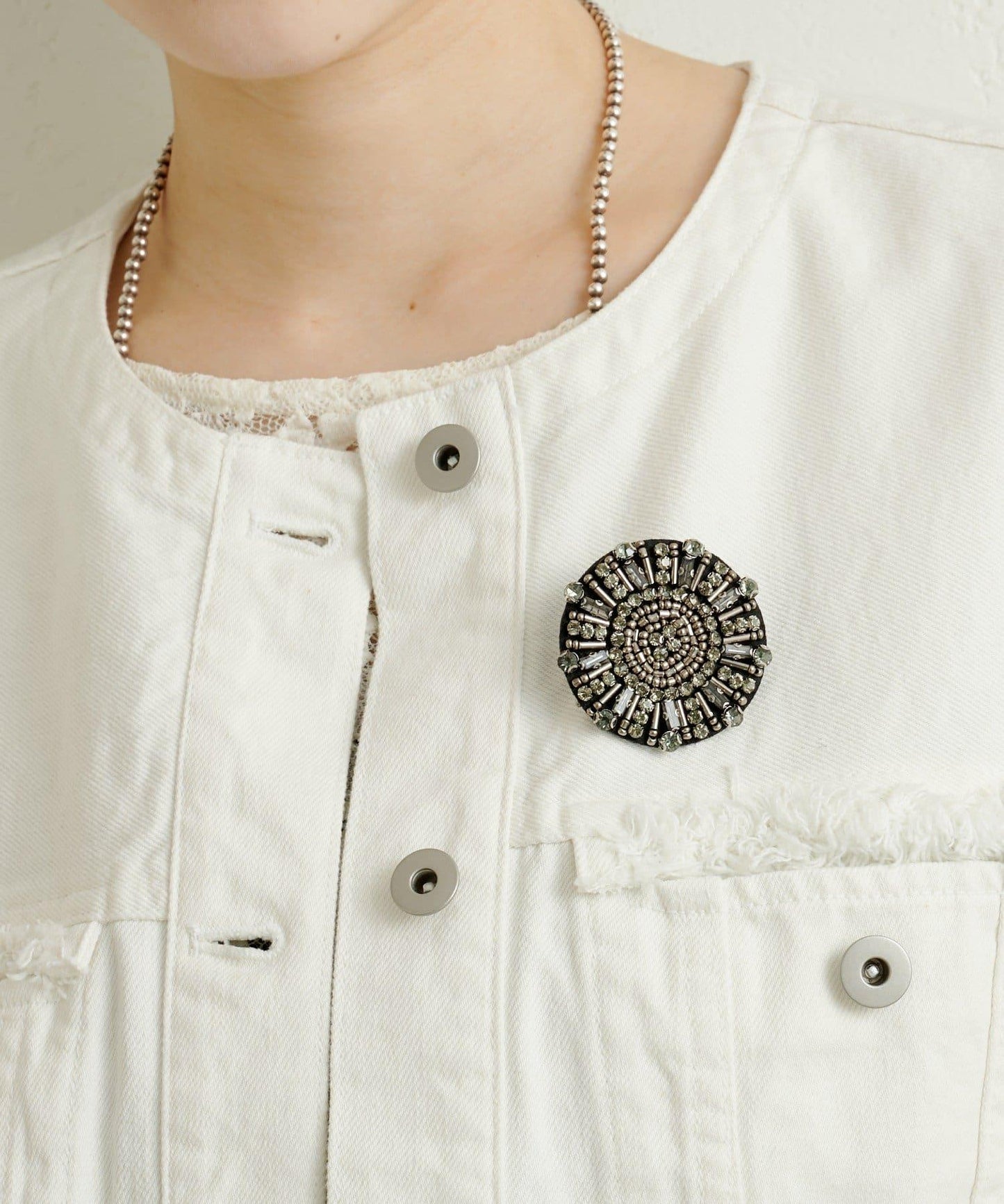 帶胸針破洞牛仔夾克