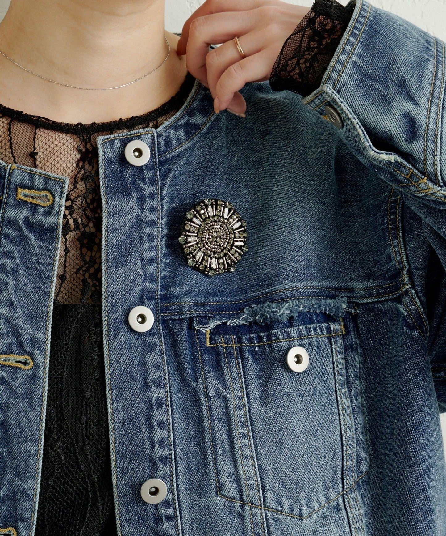 帶胸針破洞牛仔夾克
