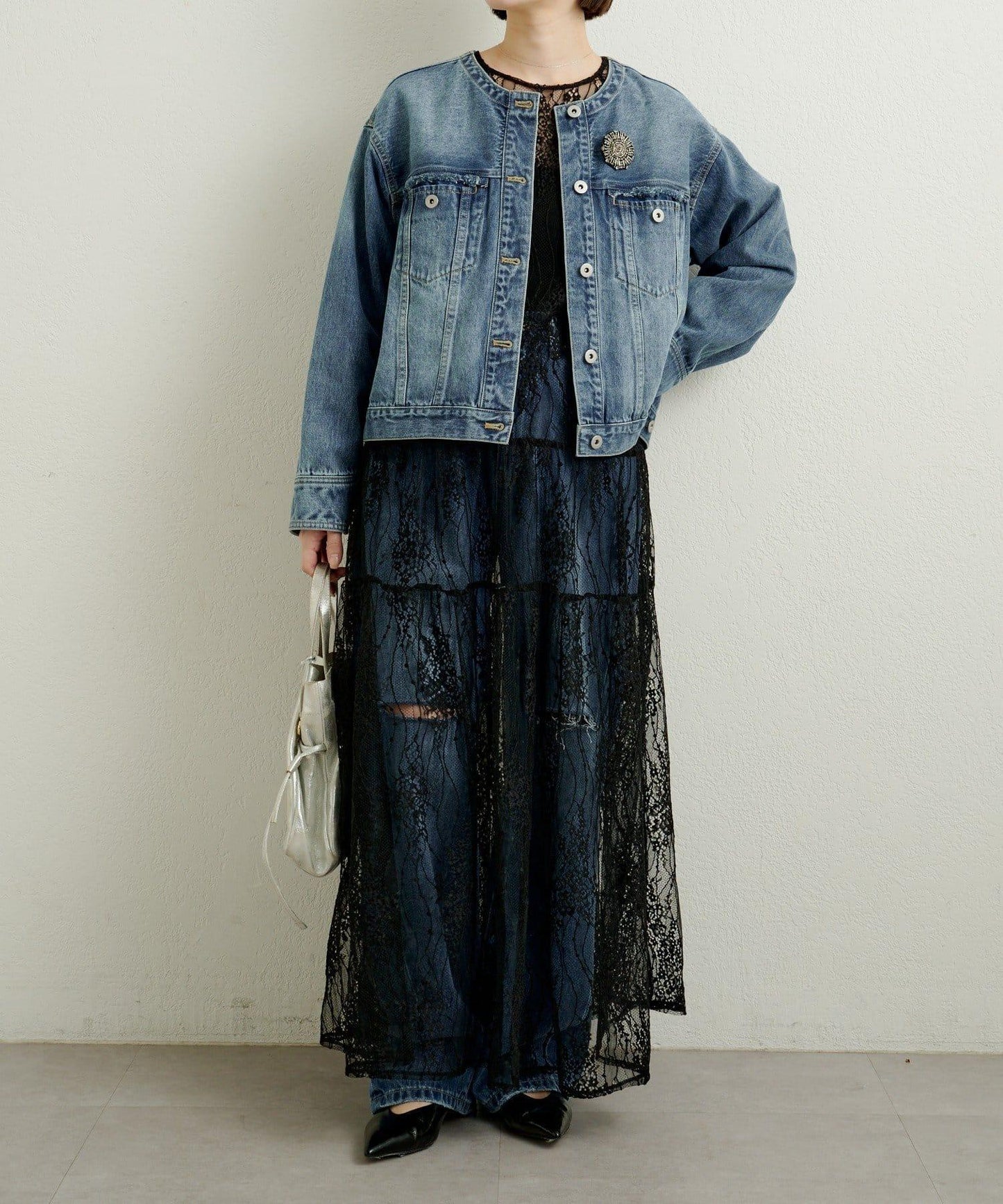 帶胸針破洞牛仔夾克