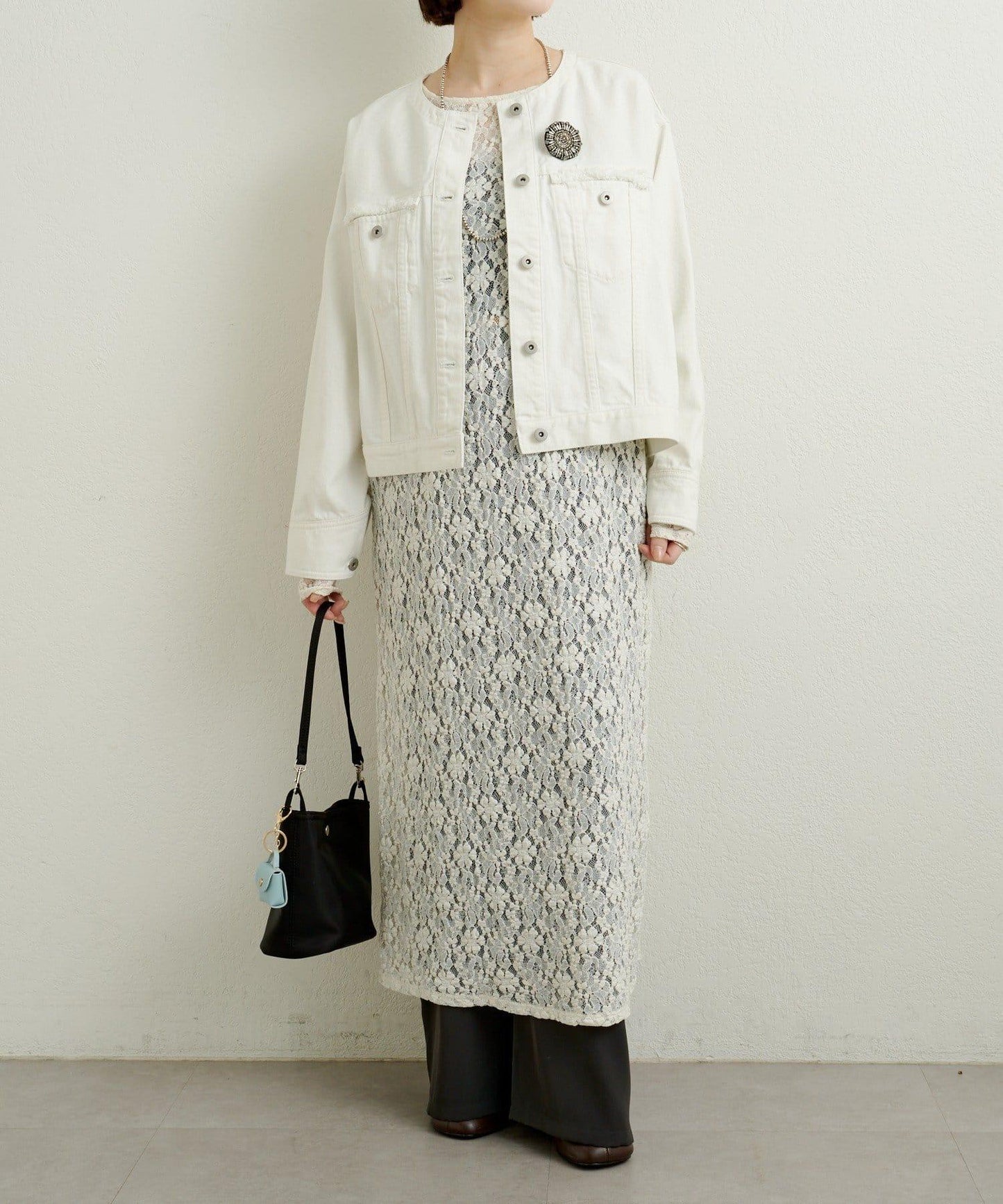 帶胸針破洞牛仔夾克