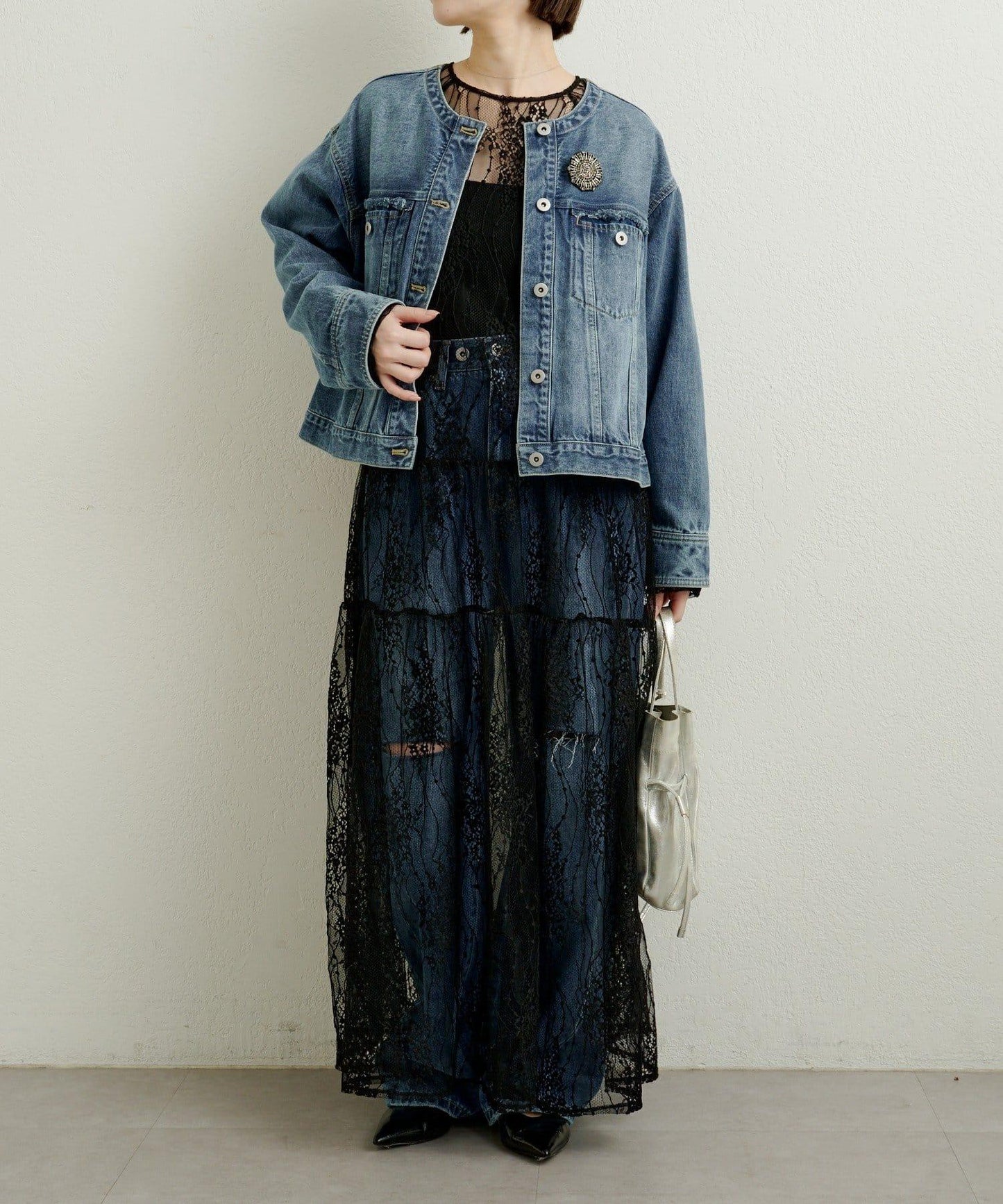 帶胸針破洞牛仔夾克