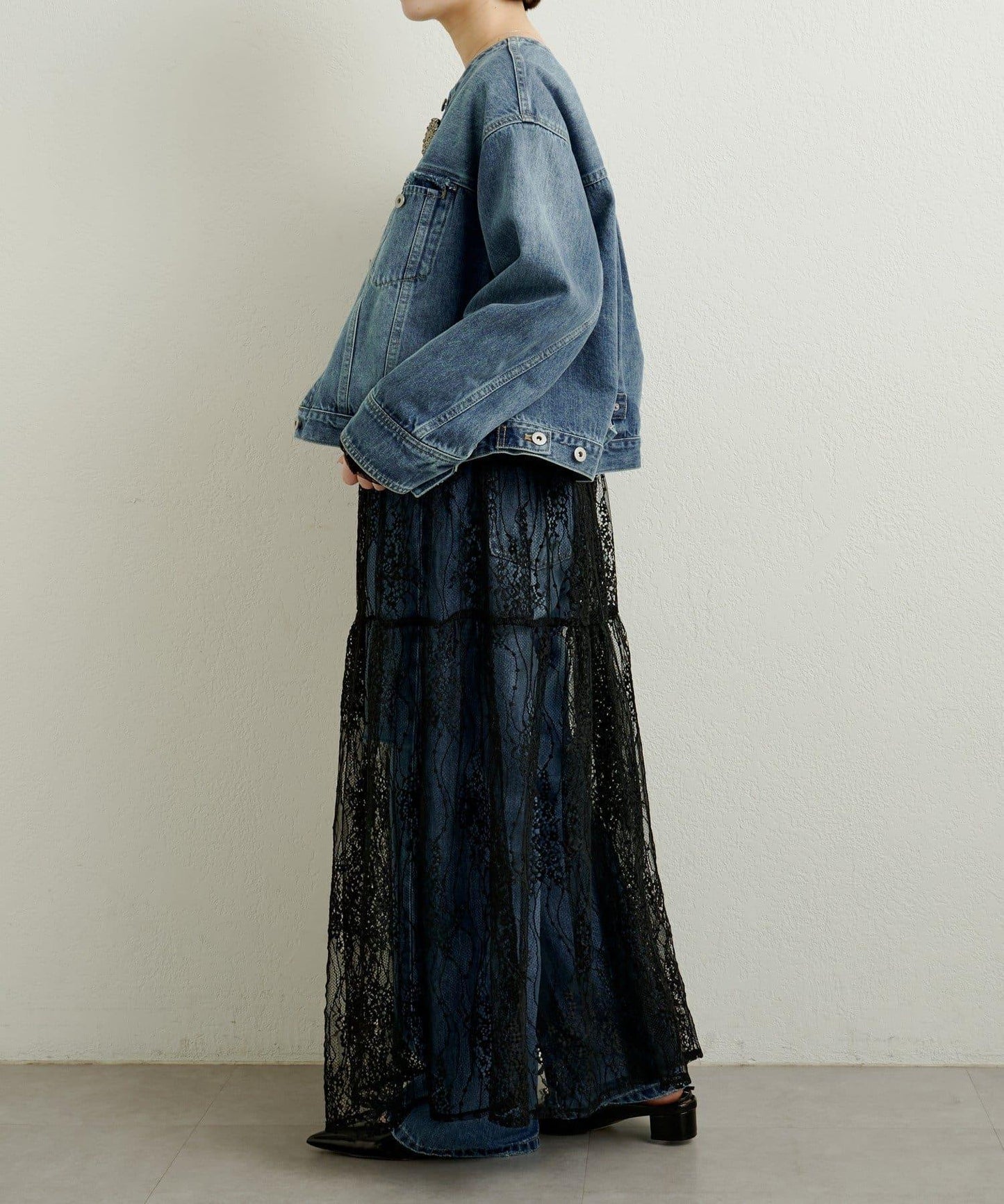 帶胸針破洞牛仔夾克