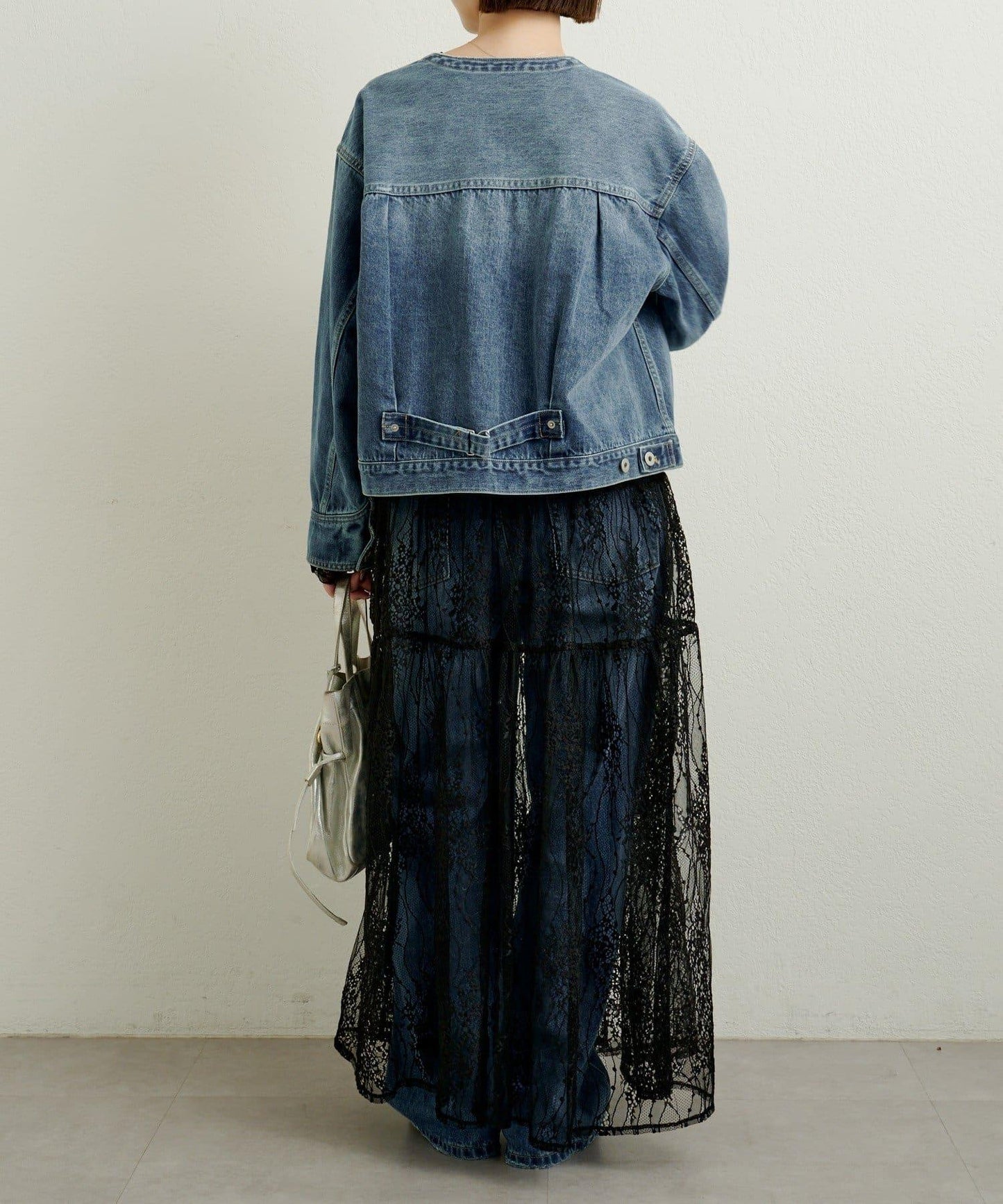 帶胸針破洞牛仔夾克