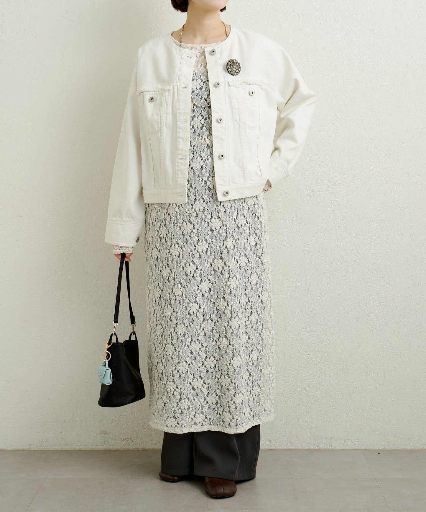 帶胸針破洞牛仔夾克