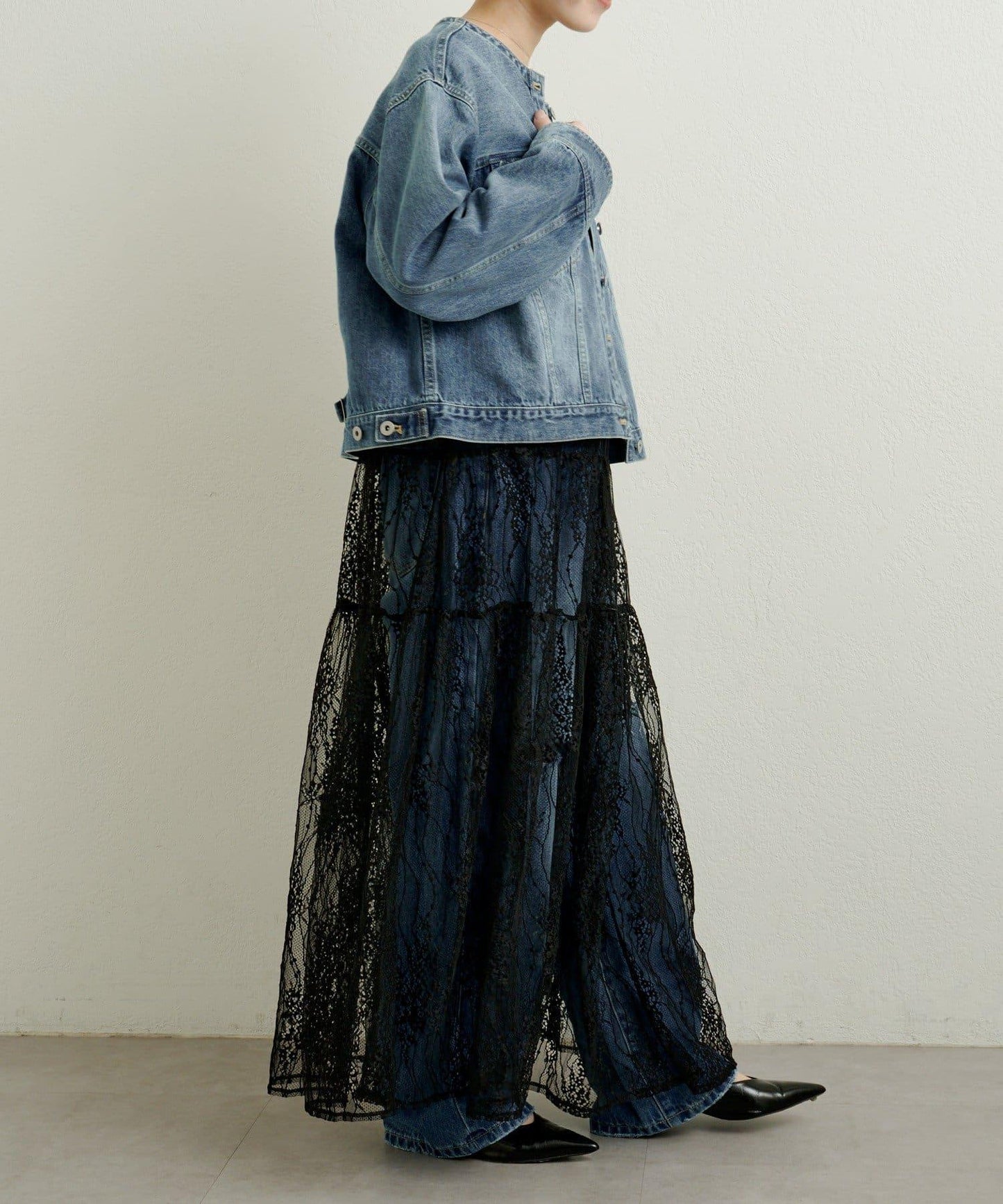 帶胸針破洞牛仔夾克