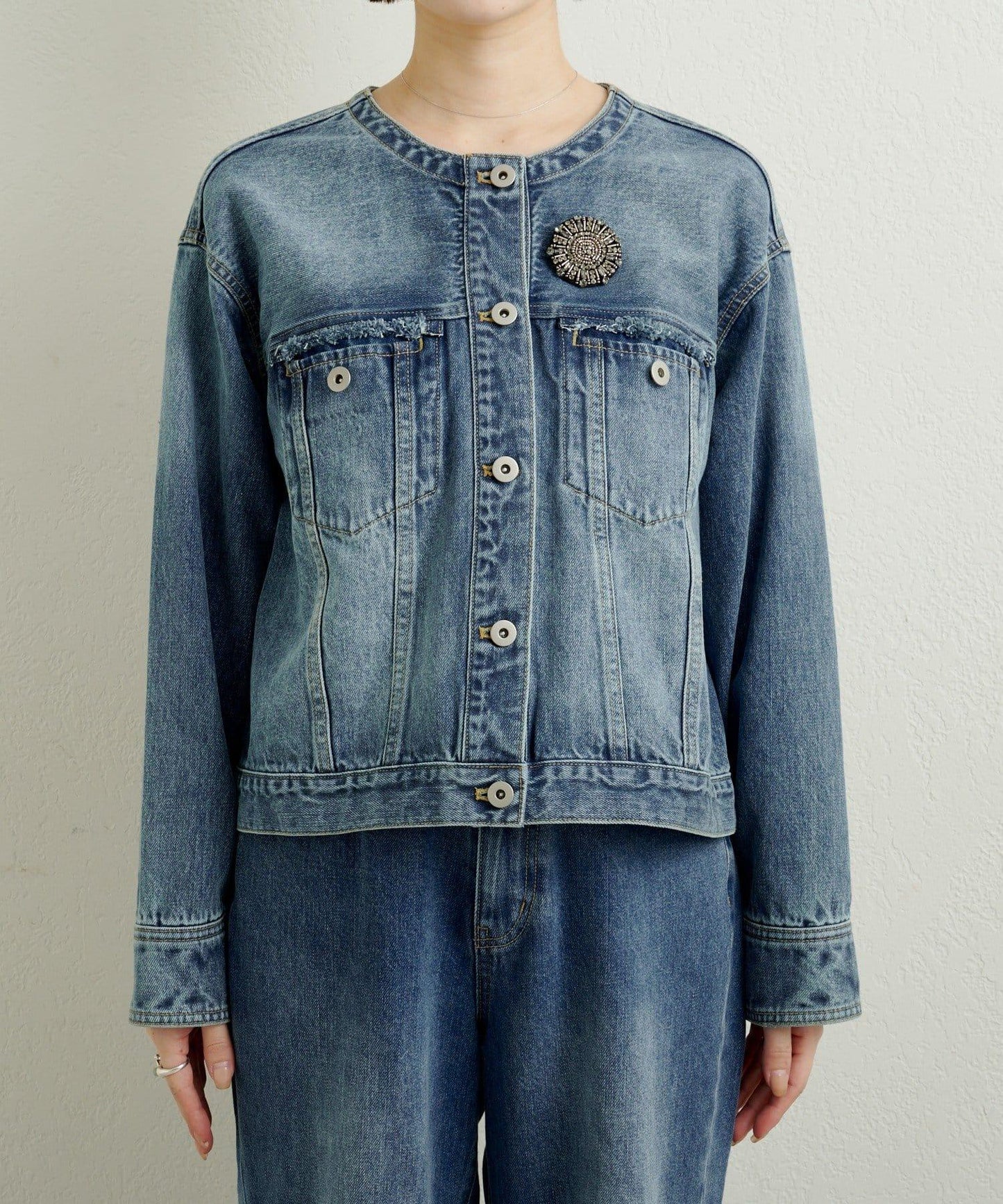 帶胸針破洞牛仔夾克