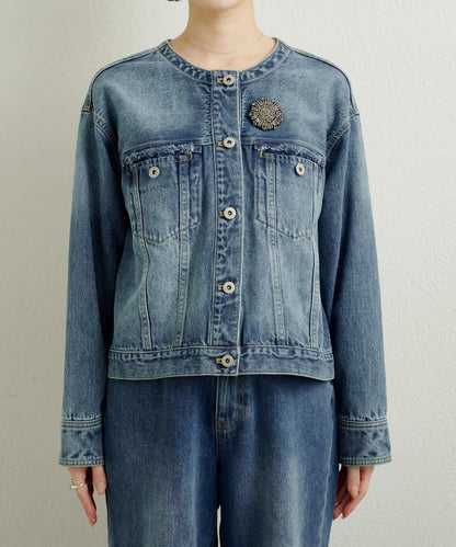 帶胸針破洞牛仔夾克