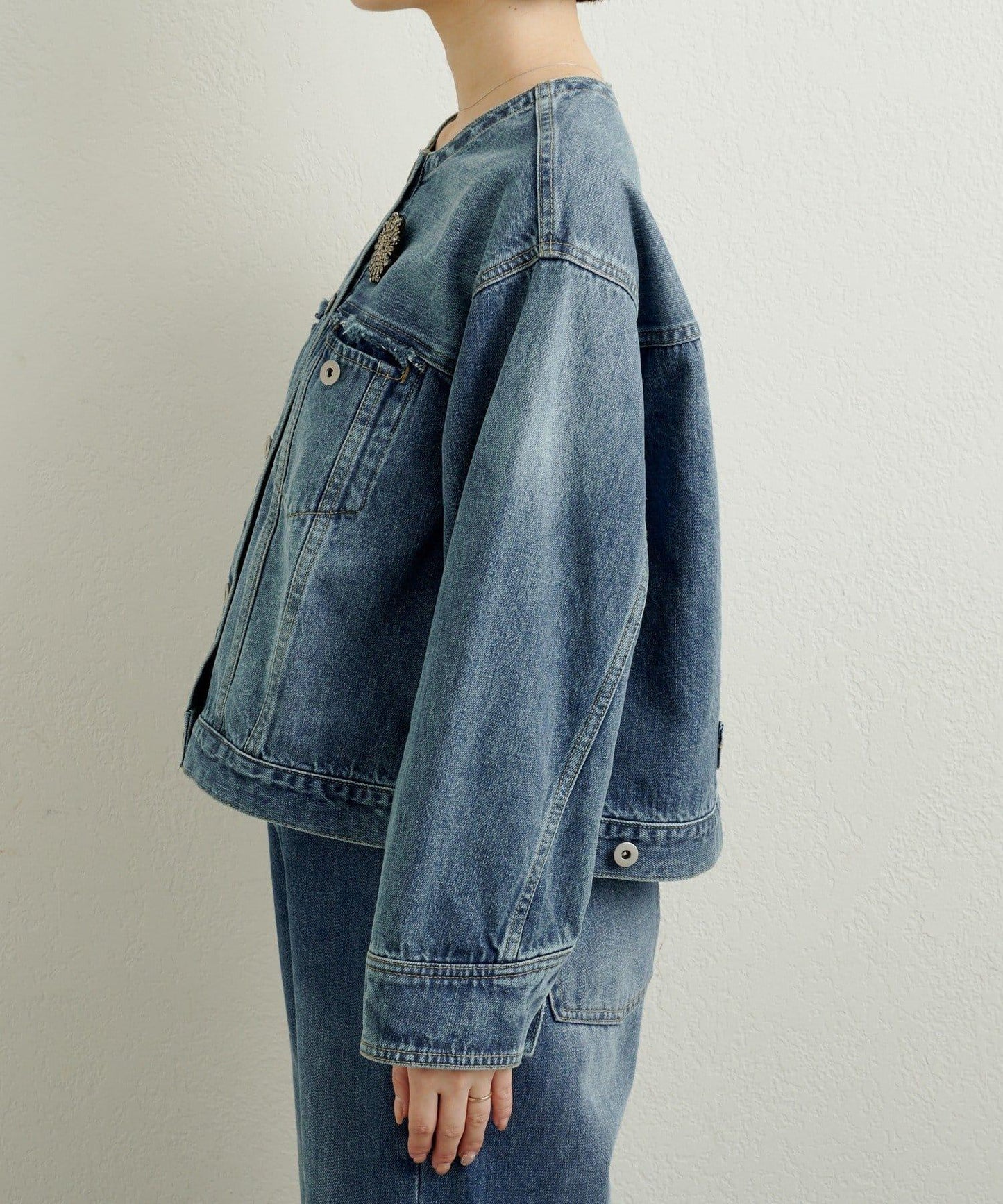 帶胸針破洞牛仔夾克