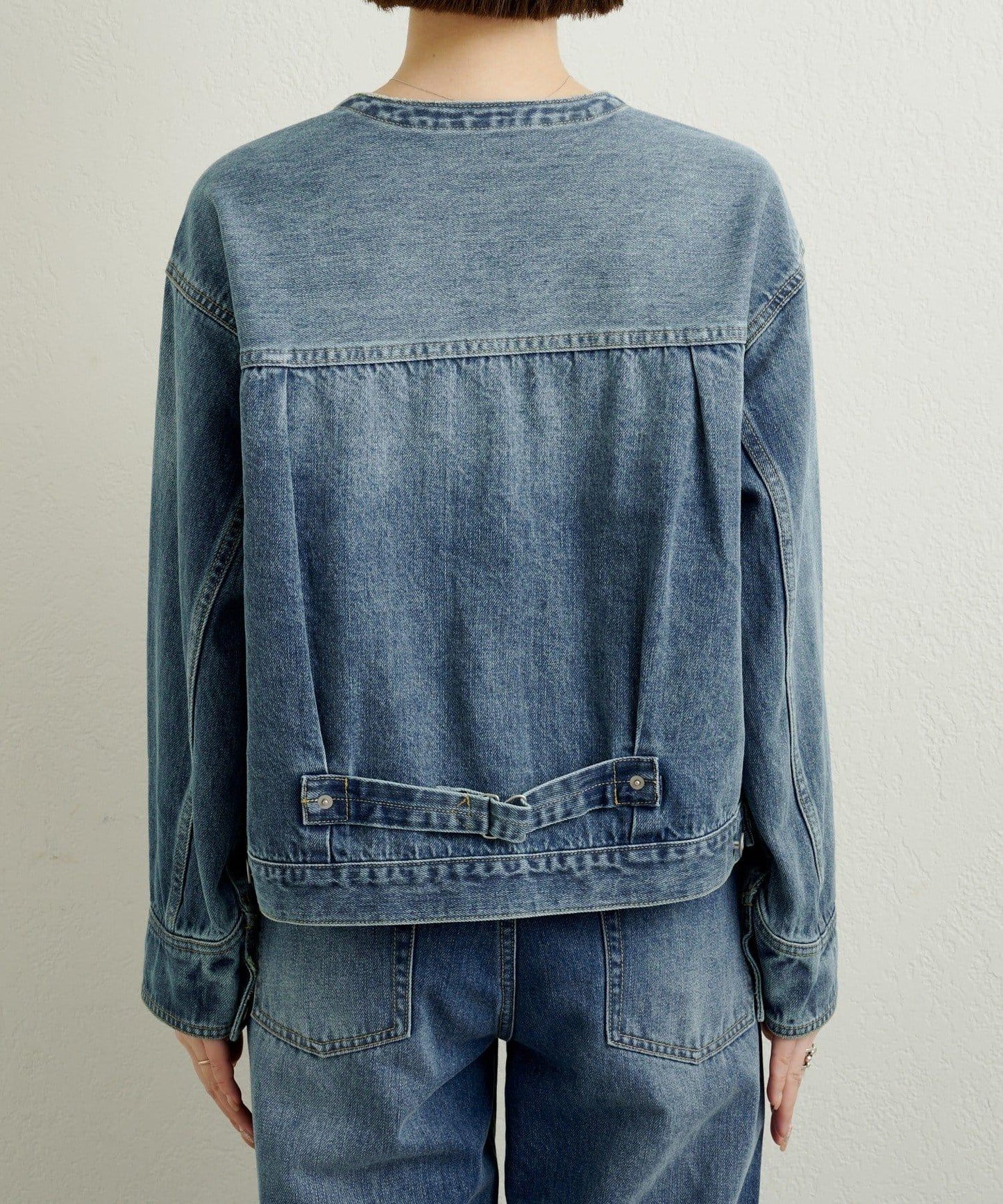 帶胸針破洞牛仔夾克