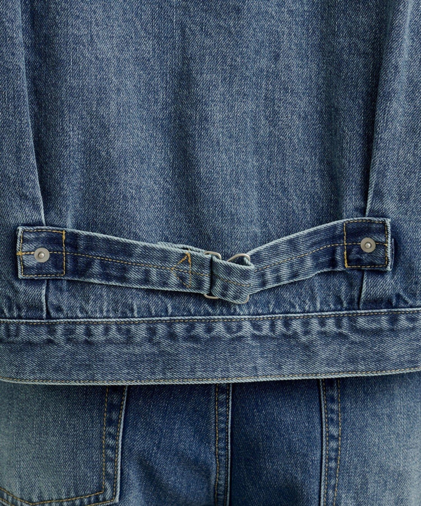 帶胸針破洞牛仔夾克