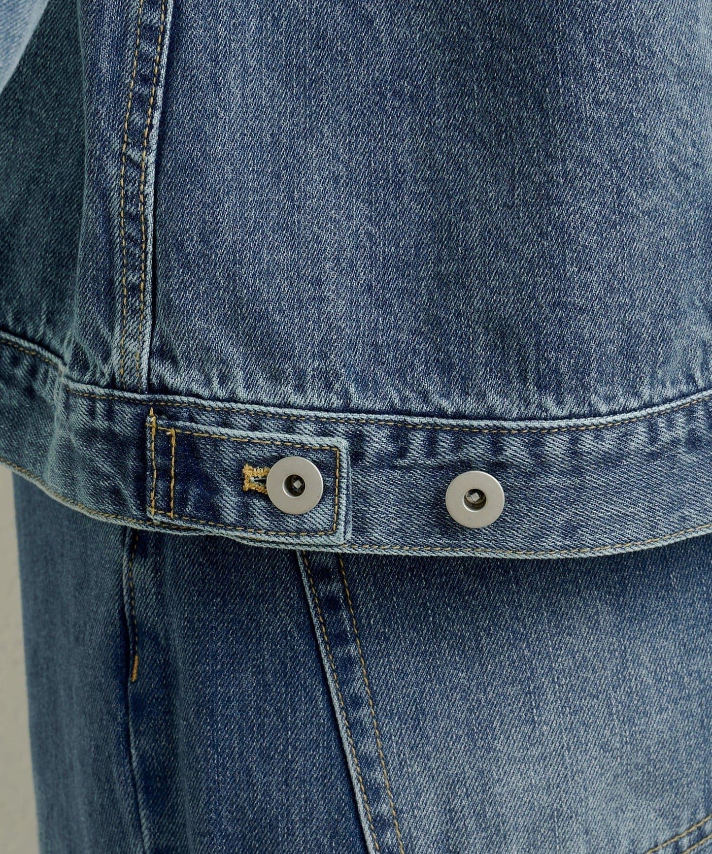 帶胸針破洞牛仔夾克