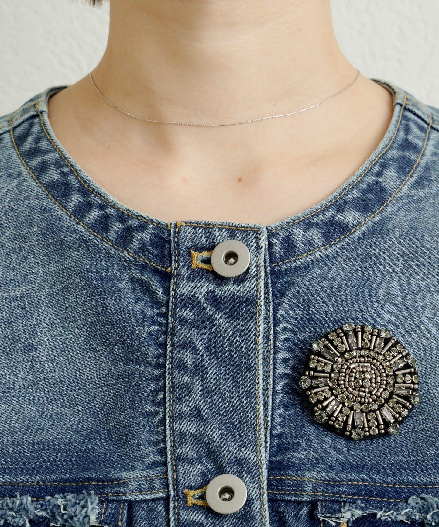 帶胸針破洞牛仔夾克