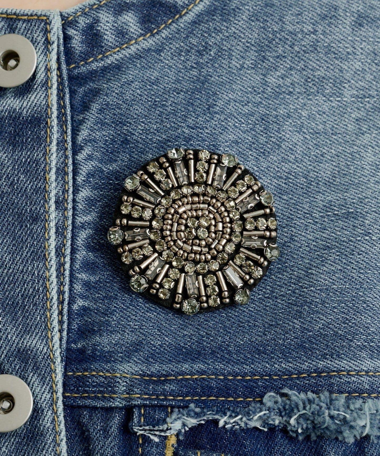 帶胸針破洞牛仔夾克