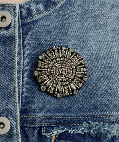 帶胸針破洞牛仔夾克