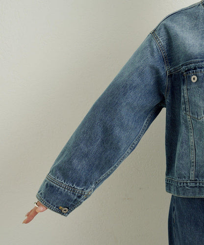 帶胸針破洞牛仔夾克