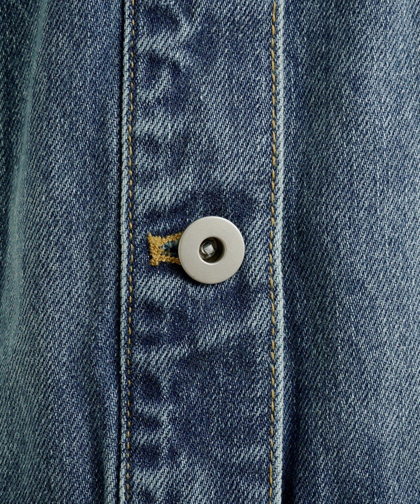 帶胸針破洞牛仔夾克