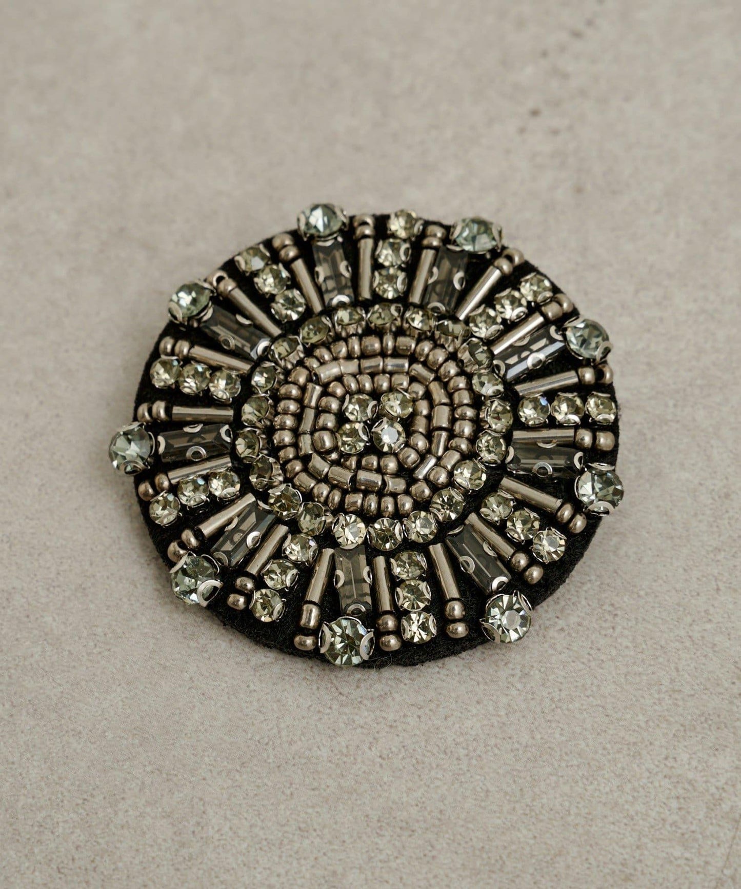 帶胸針破洞牛仔夾克