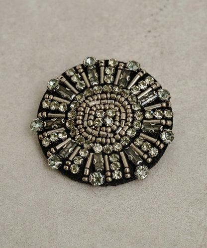 帶胸針破洞牛仔夾克