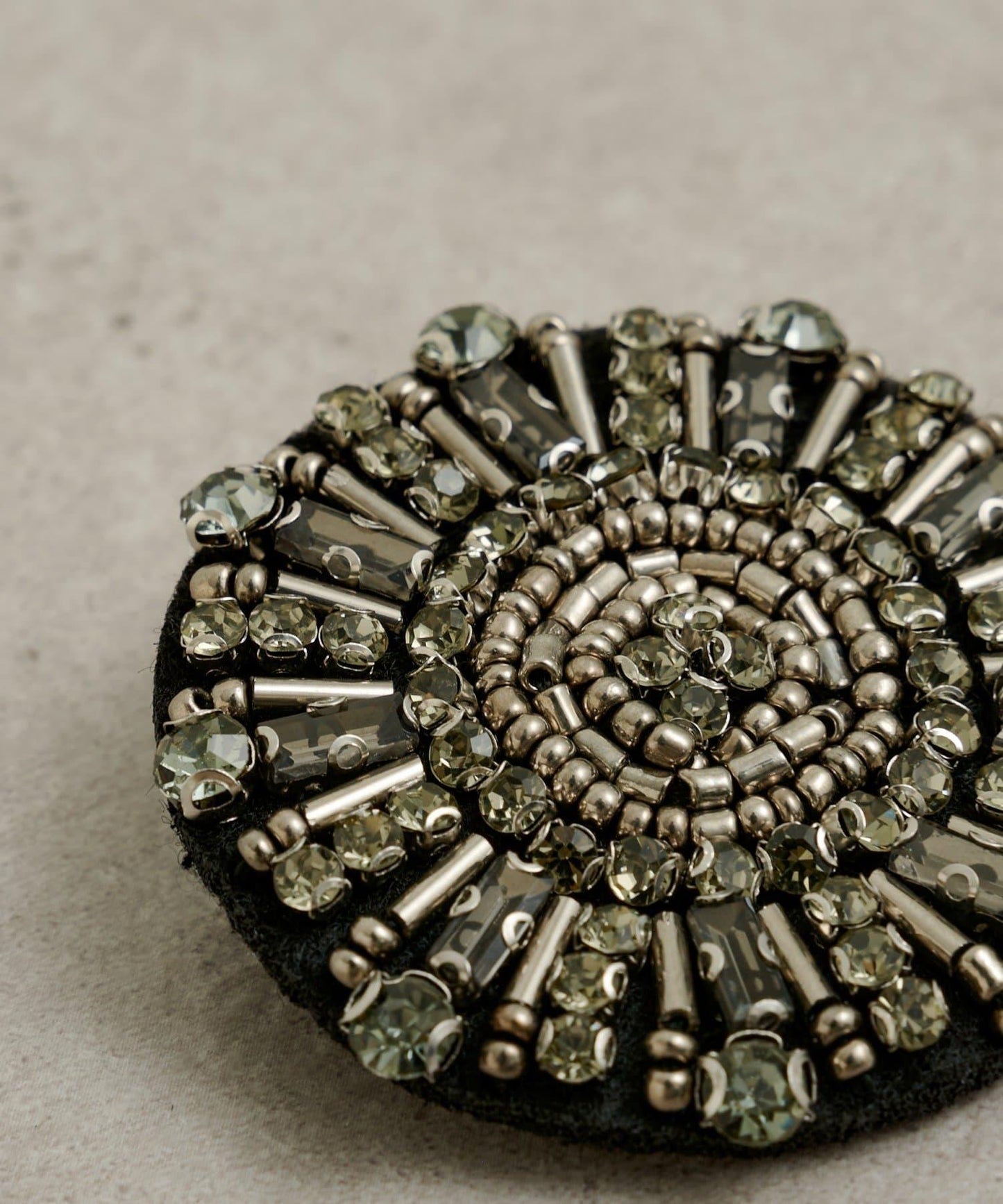 帶胸針破洞牛仔夾克