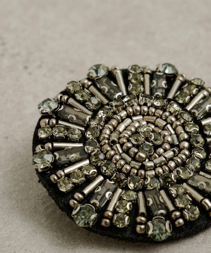 帶胸針破洞牛仔夾克