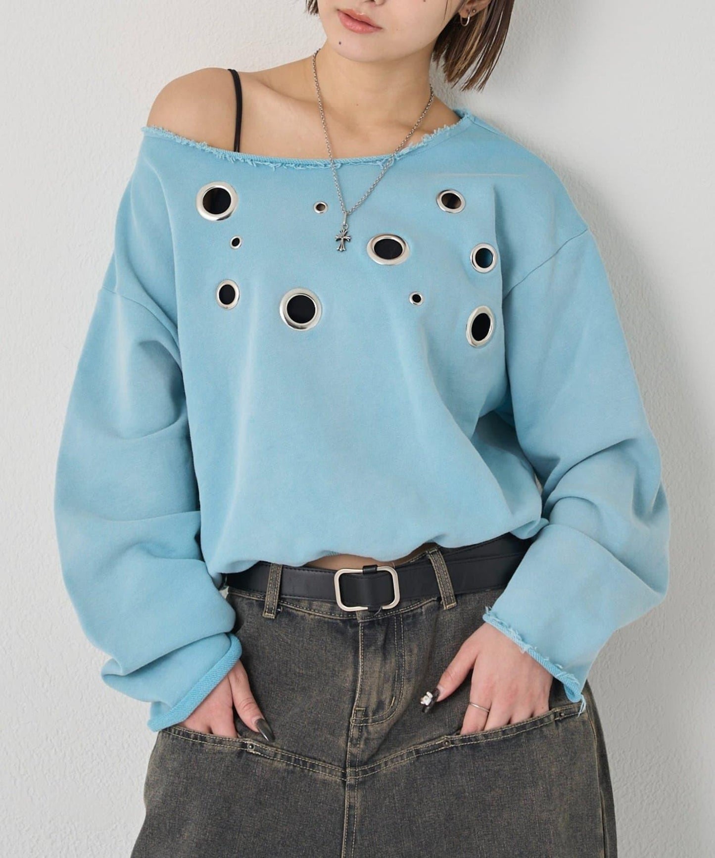 前孔眼一字領衛衣