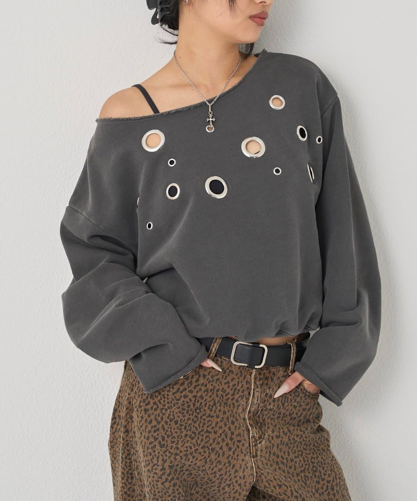 前孔眼一字領衛衣