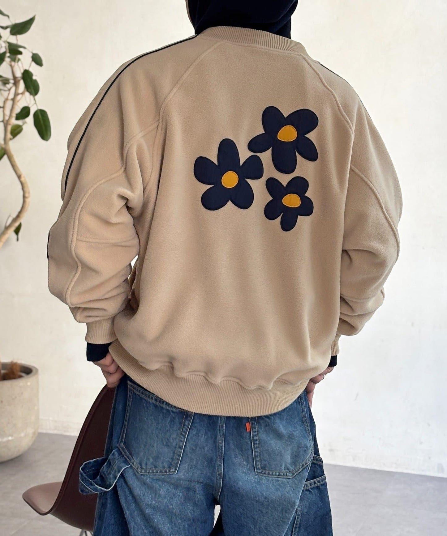 背面花卉圖案羊羔絨棒球夾克