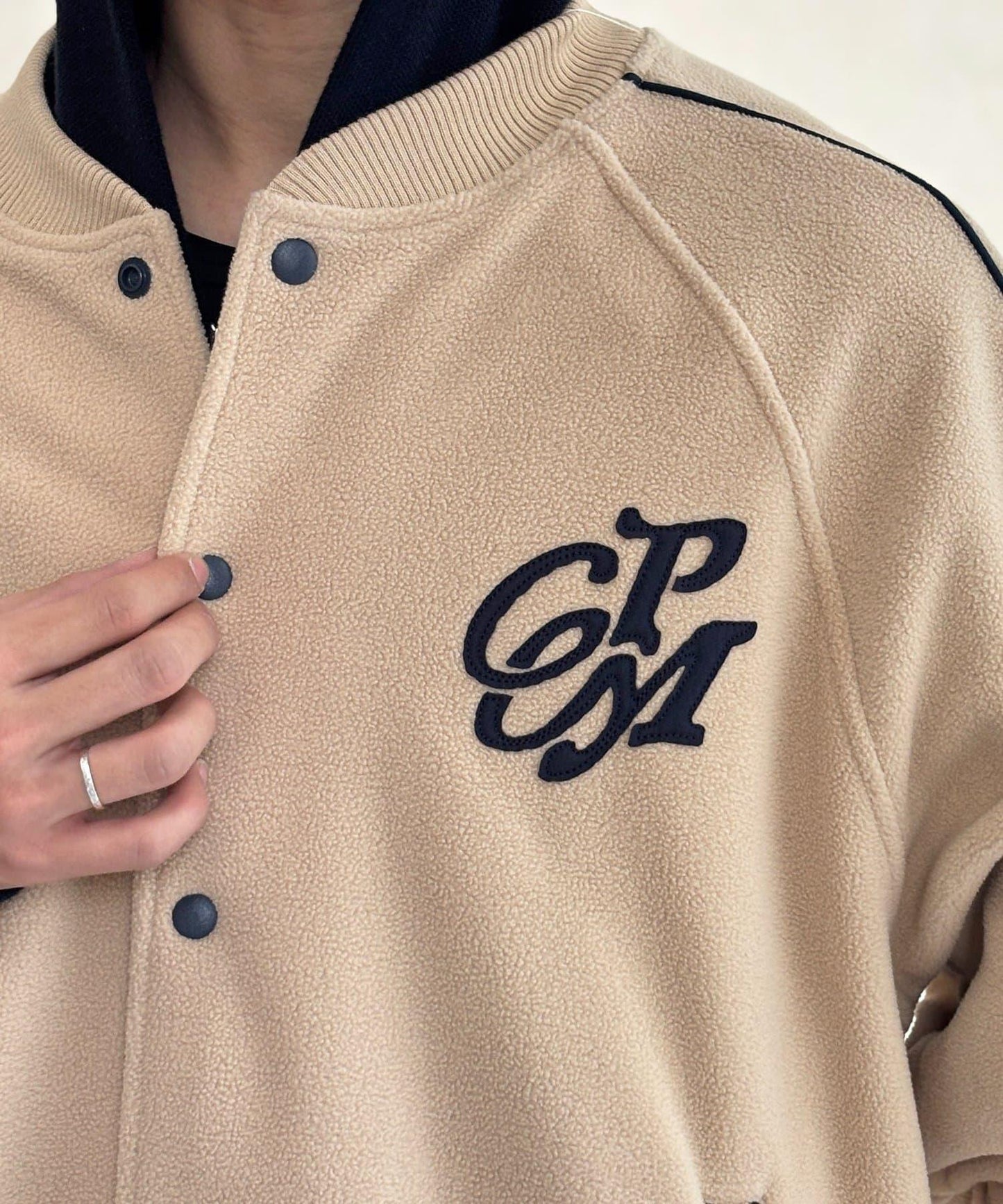 背面花卉圖案羊羔絨棒球夾克