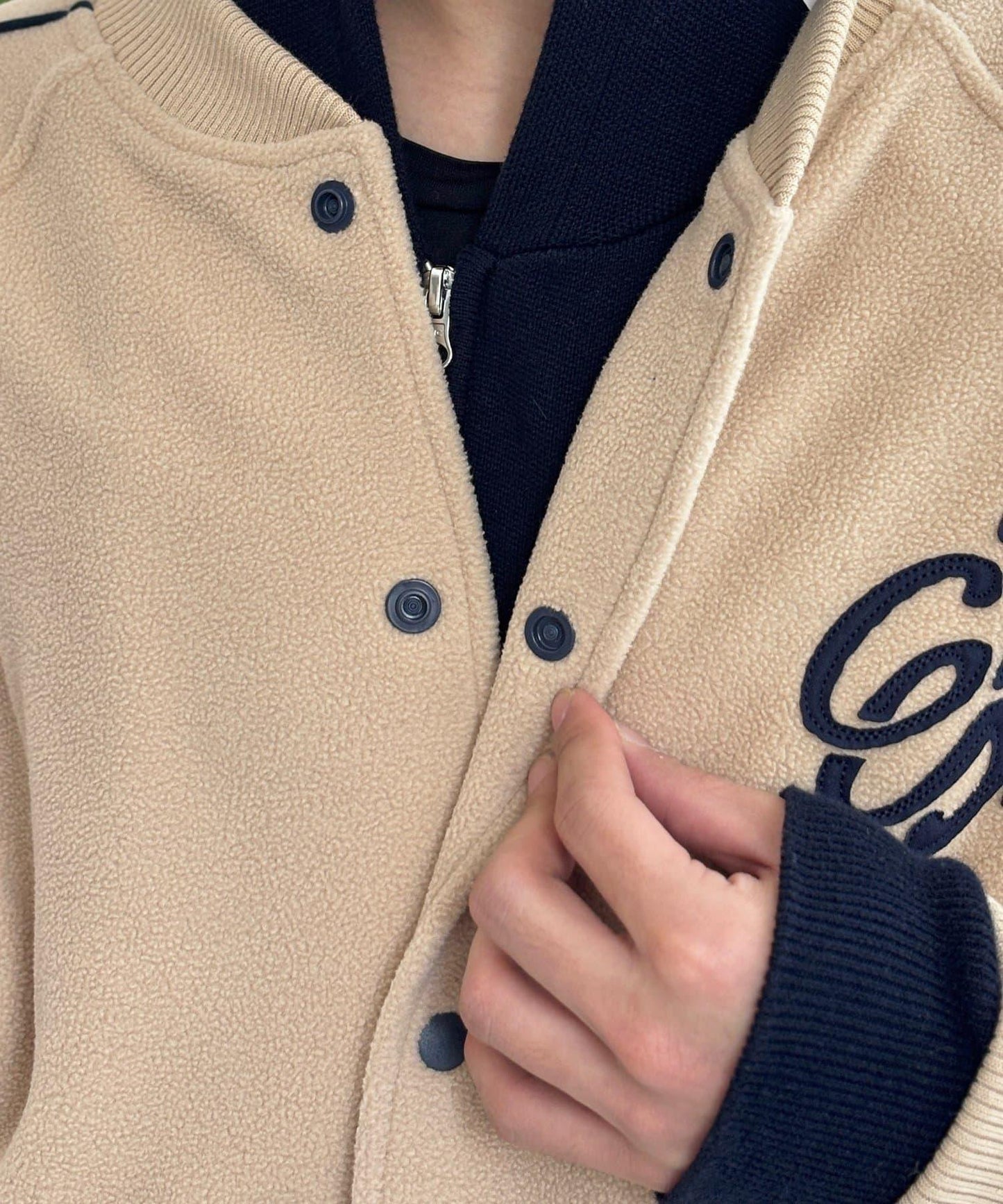 背面花卉圖案羊羔絨棒球夾克