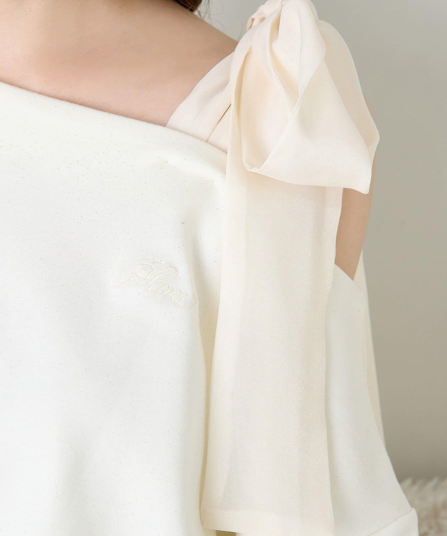 肩部蝴蝶結上衣