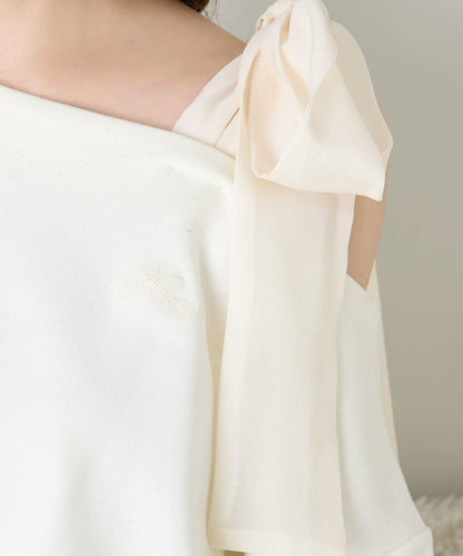 肩部蝴蝶結上衣