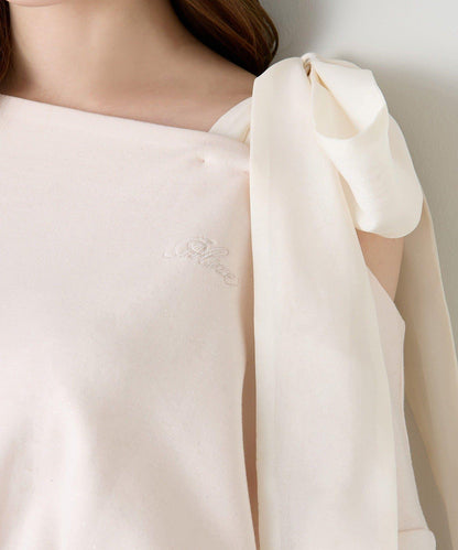 肩部蝴蝶結上衣