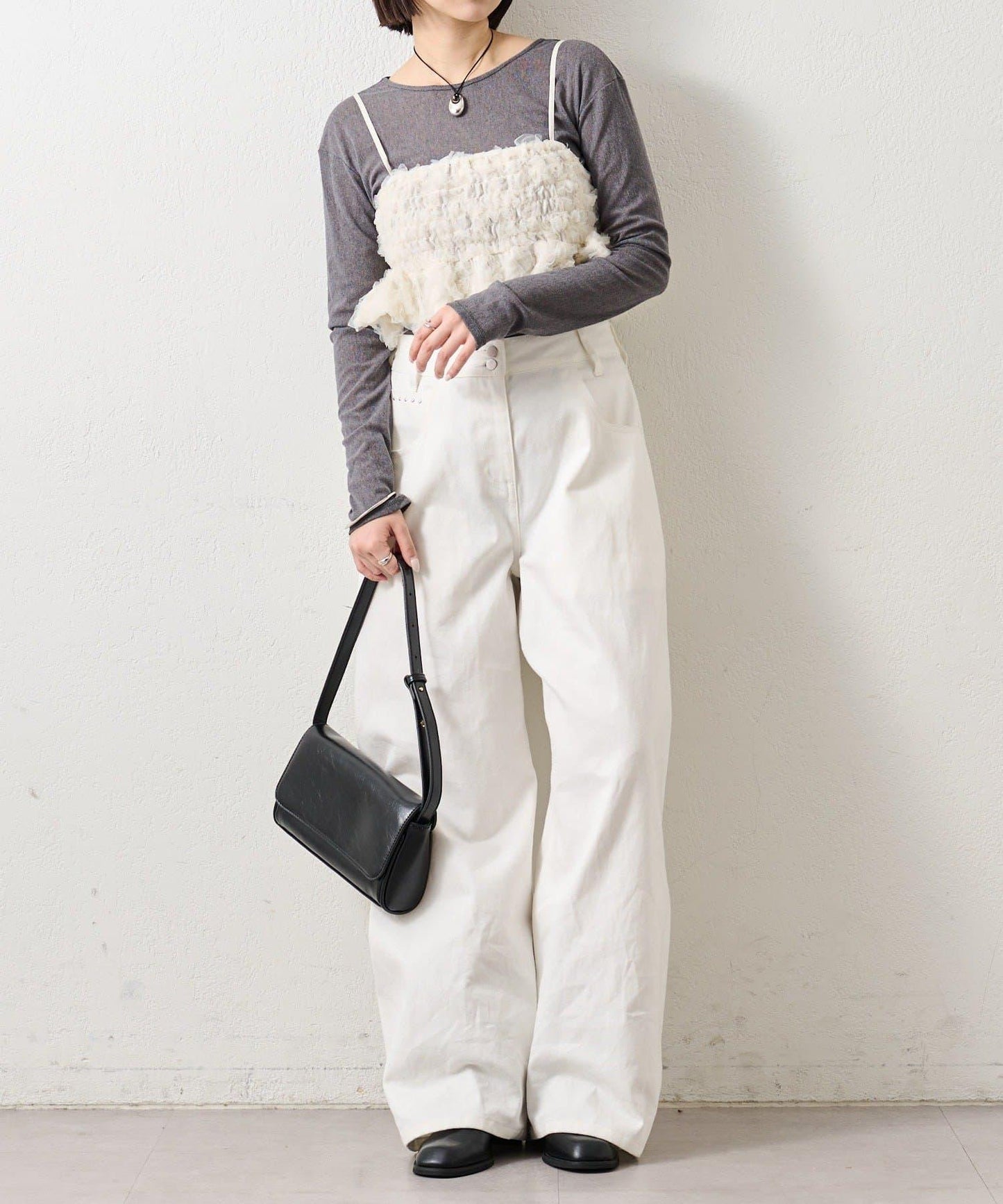 背部設計薄紗吊帶上衣