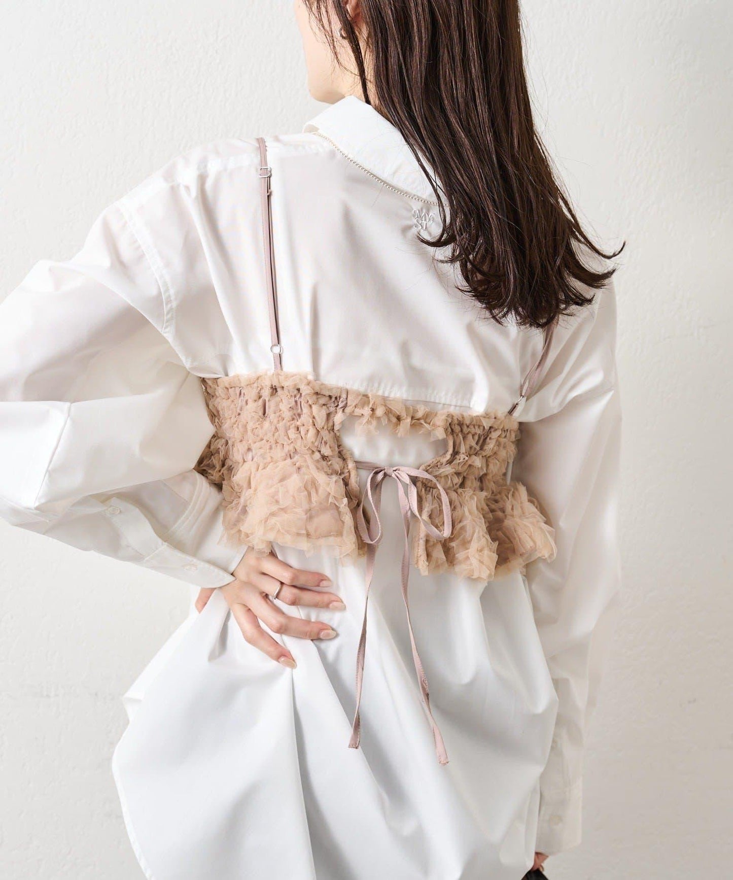 背部設計薄紗吊帶上衣