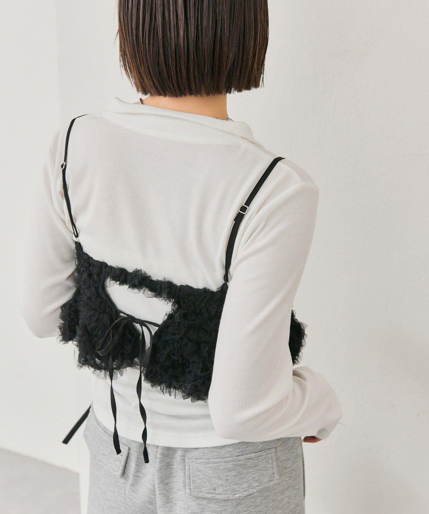 背部設計薄紗吊帶上衣