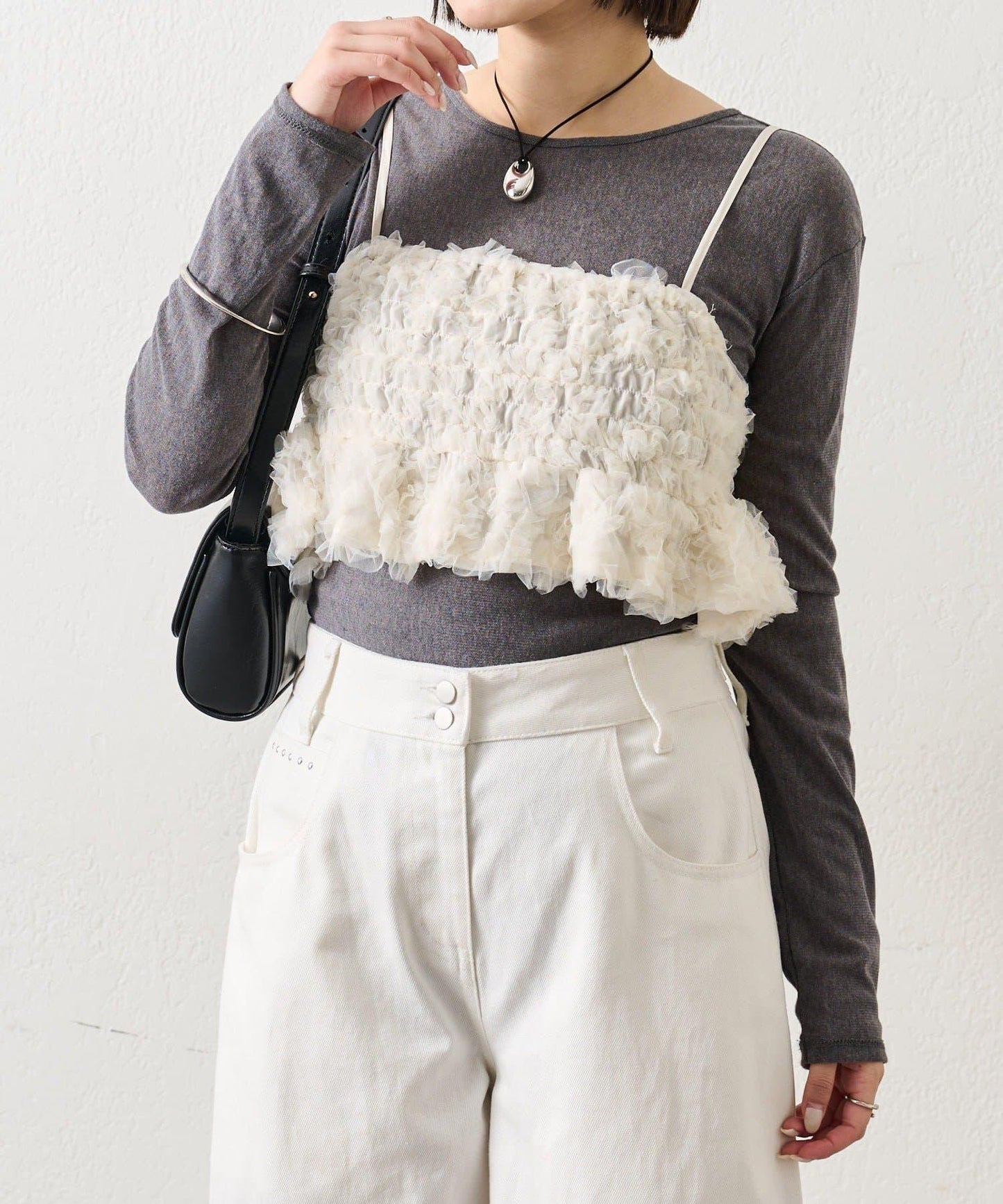 背部設計薄紗吊帶上衣