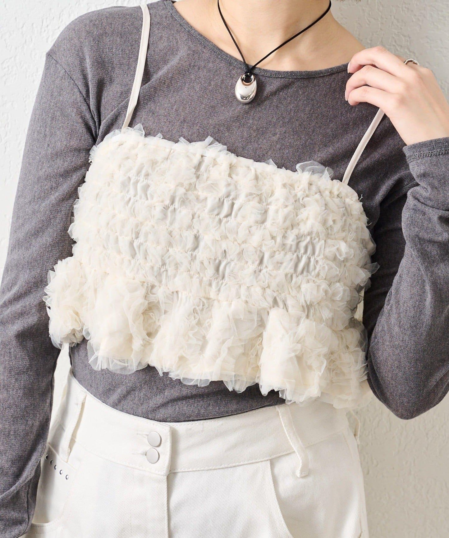 背部設計薄紗吊帶上衣