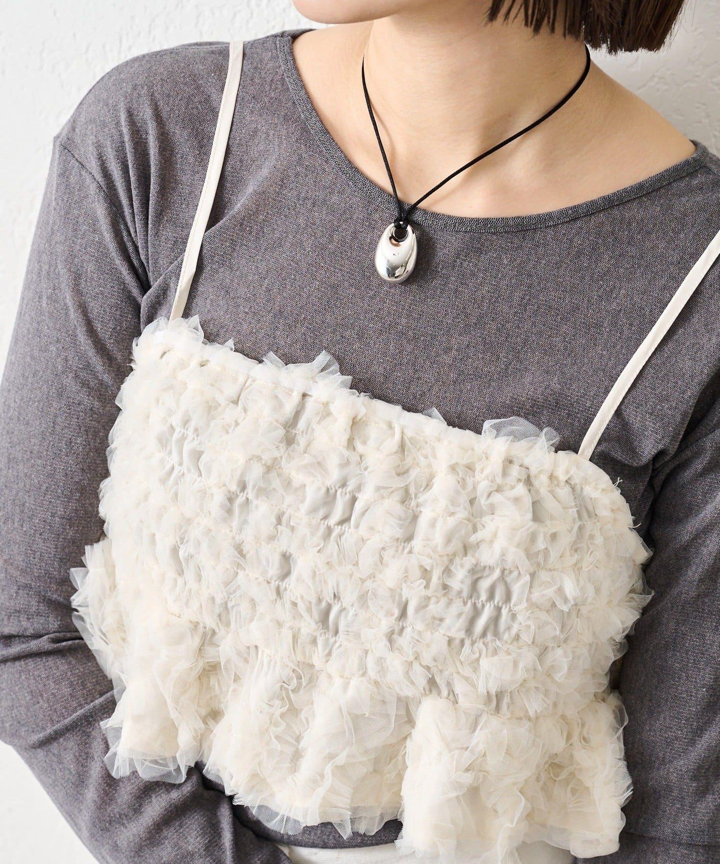 背部設計薄紗吊帶上衣