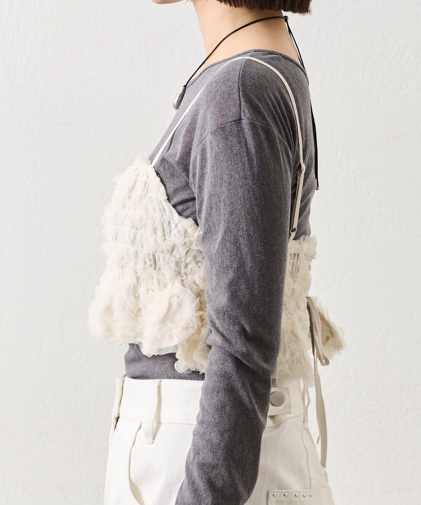 背部設計薄紗吊帶上衣