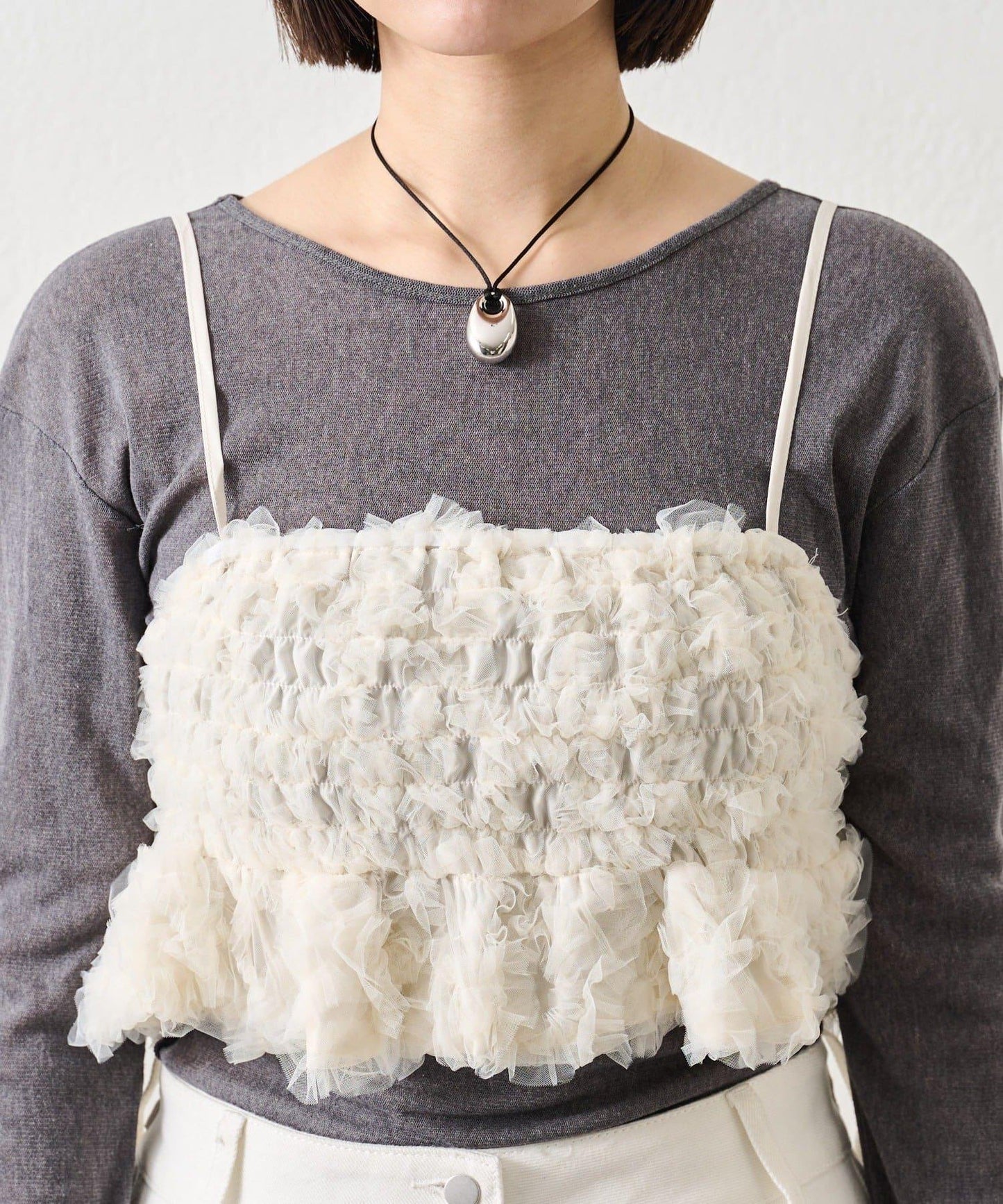 背部設計薄紗吊帶上衣