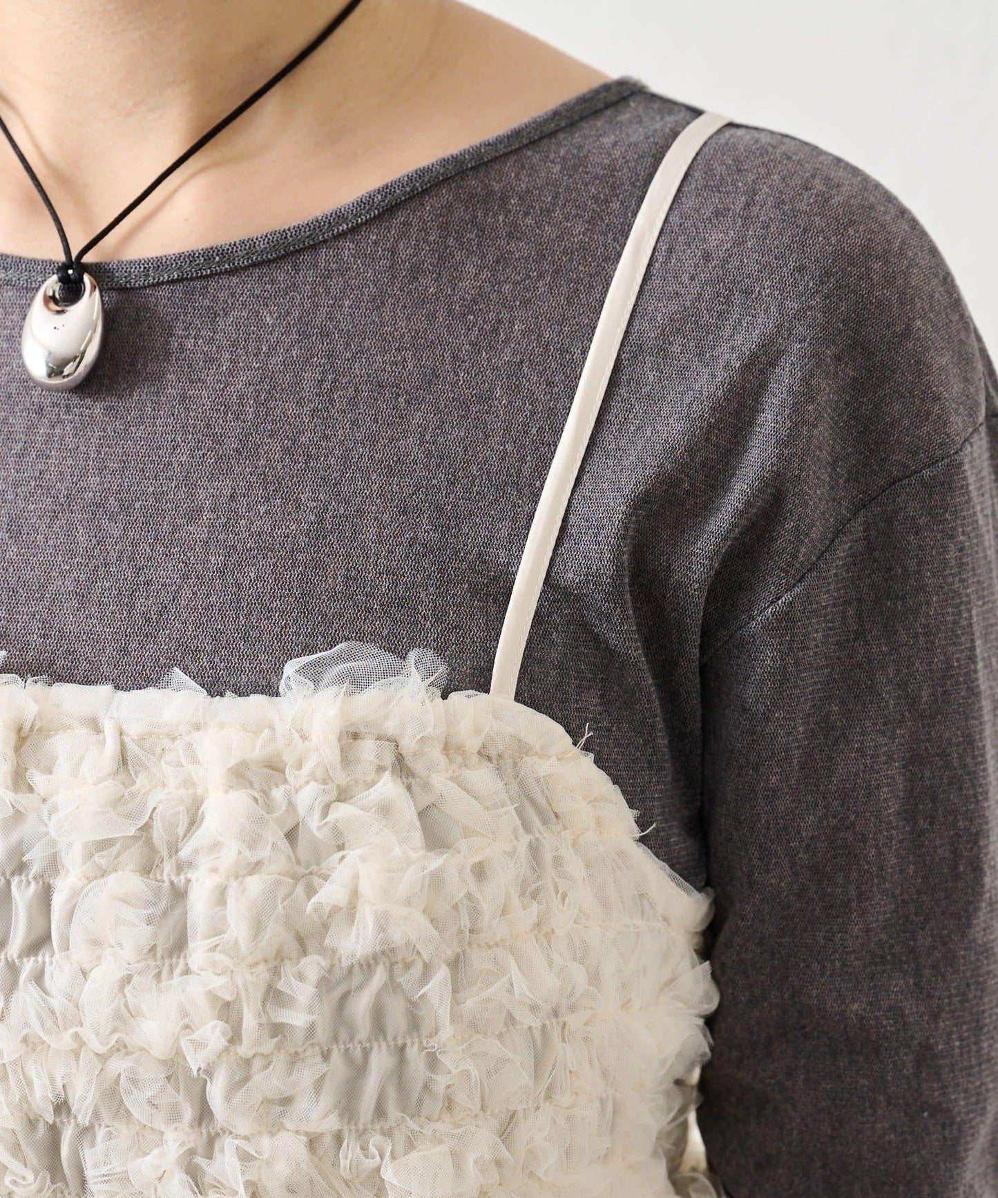 背部設計薄紗吊帶上衣