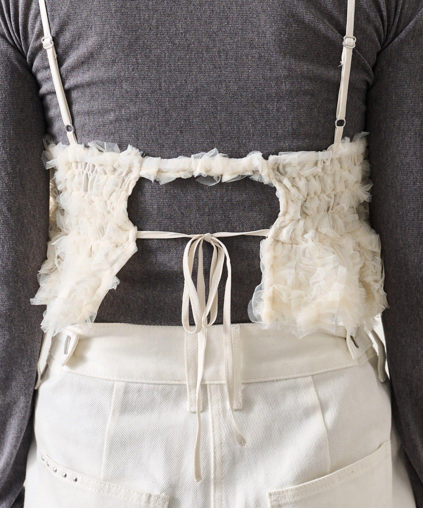 背部設計薄紗吊帶上衣