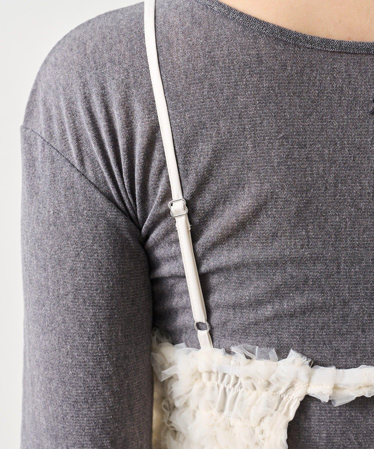 背部設計薄紗吊帶上衣