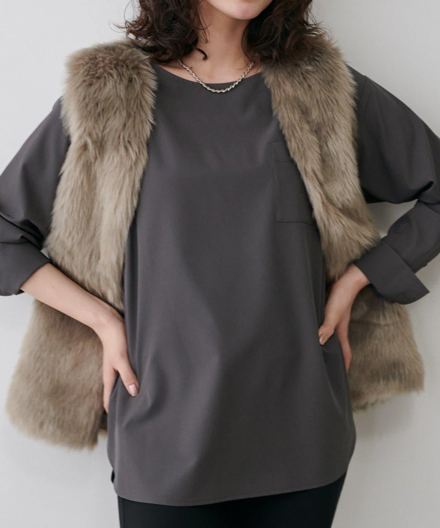 【LARUTA】寬幅PU混紡帶袖口套頭衫